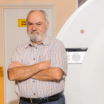 Dr. Radu Petrovici, medic de medicina nucleara, langa aparatul PET/CT de la Seini