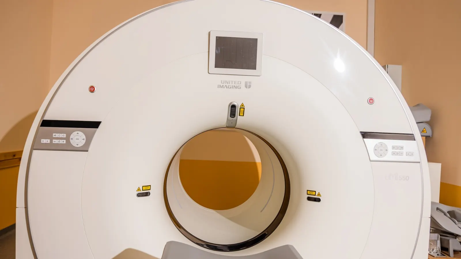 Aparatul PET/CT uMI 550 de la Seini, vazut din fata