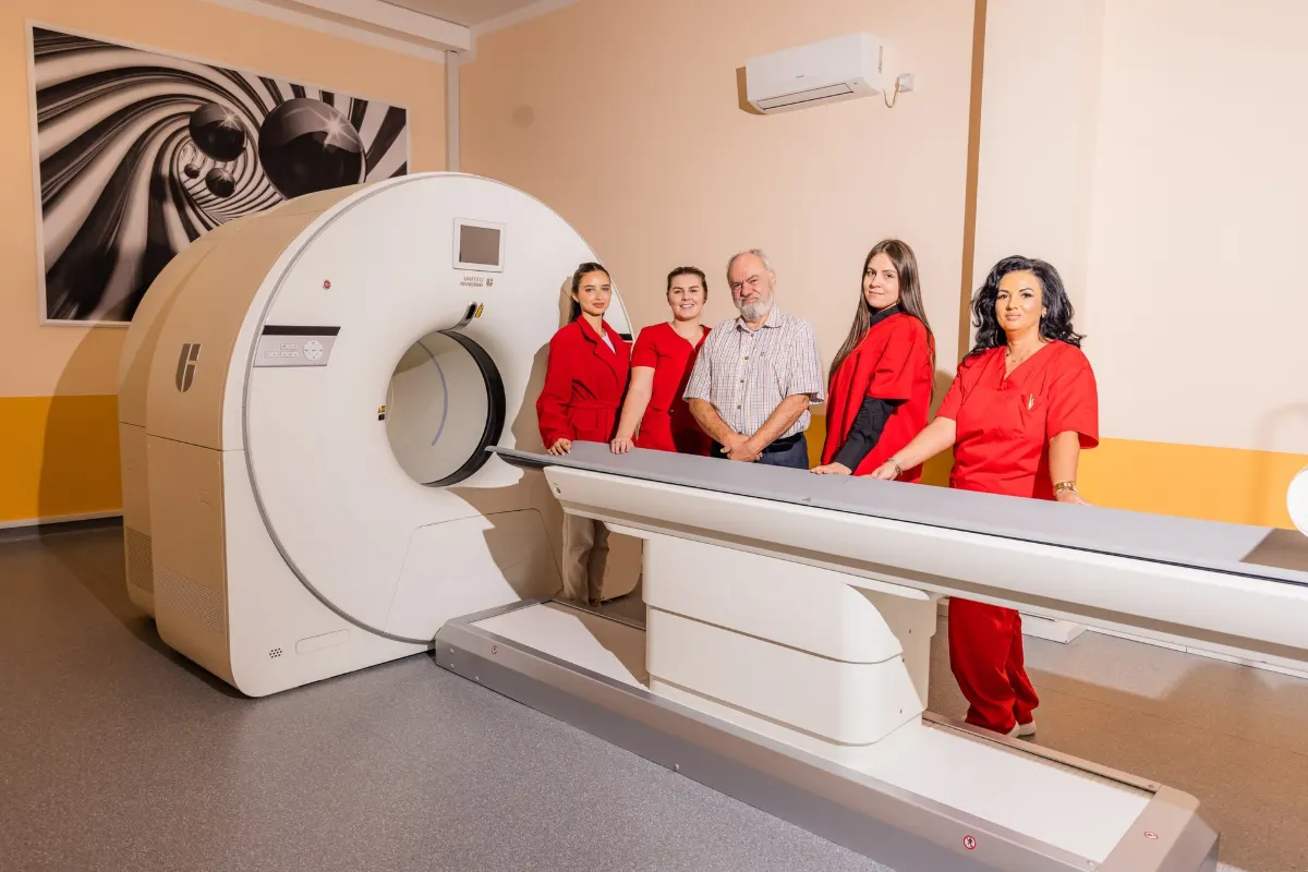 O parte din echipa centrului PET/CT Casa Rusu, langa aparatul uMI 550